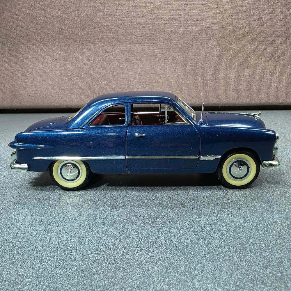 Ford 1949 Custom Coupe Diecast Model 1:18 Mira Solido Excellent Metallic